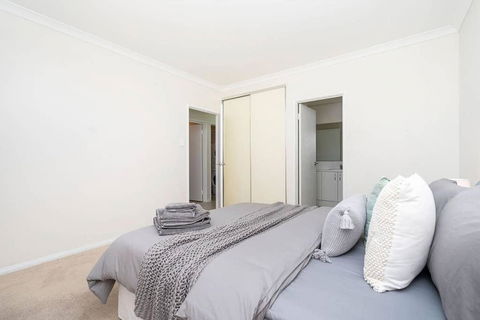 Modern Midland Retreat 2br 1 Bth - Accommodation in Surfers Paradise 3