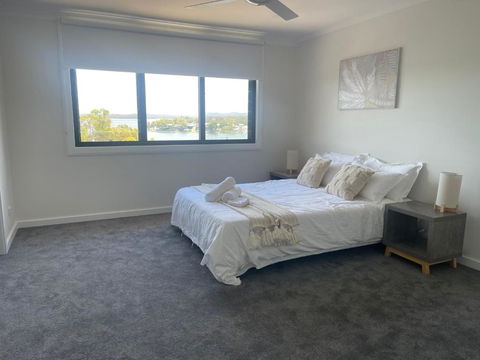 Mirrabooka Magic - Luxury By The Lake - Accommodation in Surfers Paradise 2