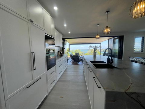 Mirrabooka Magic - Luxury By The Lake - Accommodation in Surfers Paradise 1