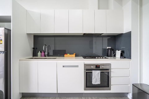 Modern 1-Bedroom Retreat - Accommodation in Surfers Paradise 2