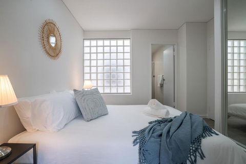 Modern 1-Bedroom Retreat - Accommodation in Surfers Paradise 3