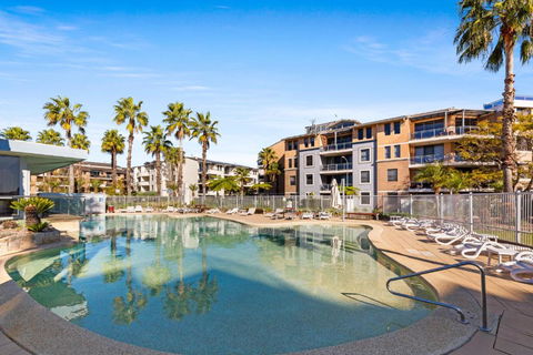 Modern 2-Bed With Pools, Gym, Tennis Court & Sauna - Accommodation in Surfers Paradise 0