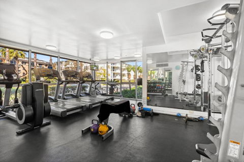 Modern 2-Bed With Pools, Gym, Tennis Court & Sauna - Accommodation in Surfers Paradise 3