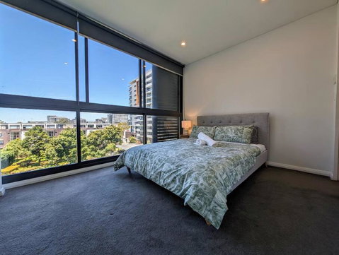 Modern 2 Bedroom Apartment Close To All Amenities! - Accommodation in Surfers Paradise 0