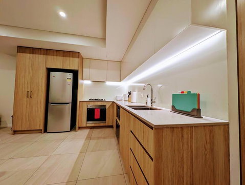 Modern 2 Bedroom Apartment Close To All Amenities! - Accommodation in Surfers Paradise 2