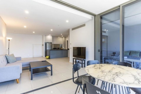 Modern 2B With Loft Bed Parking Central Mascot - Accommodation in Surfers Paradise 0