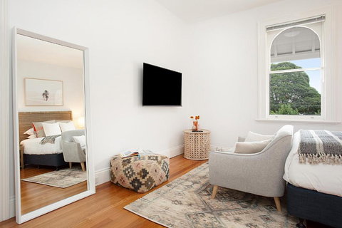 Modern And Cosy Inner West Apartment - Accommodation in Surfers Paradise 0