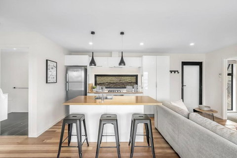 Modern And Scenic Valley Escape - Accommodation in Surfers Paradise 0