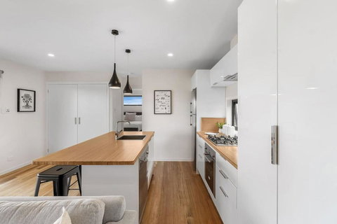 Modern And Scenic Valley Escape - Accommodation in Surfers Paradise 1