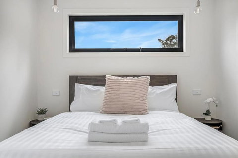 Modern And Scenic Valley Escape - Accommodation in Surfers Paradise 3