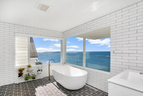 Monash Beach House - Oceanfront - Accommodation in Surfers Paradise 3