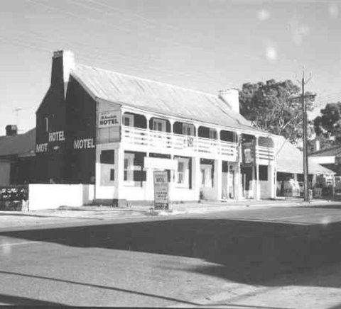 Mt. Remarkable Hotel Motel - Accommodation in Surfers Paradise 1