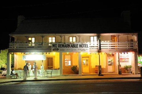 Mt. Remarkable Hotel Motel - Accommodation in Surfers Paradise 2
