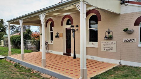 Must Love Dogs B&B & Self Contained Cottage - Accommodation in Surfers Paradise 0