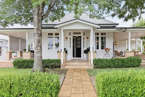 Narraweema Guesthouse - Historic Luxury BnB Retreat - Accommodation in Surfers Paradise 1