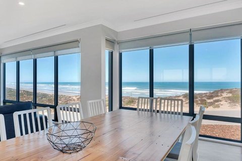 Nauticus - 82 Surfers Parade Middleton - BYO Linen - Accommodation in Surfers Paradise 1