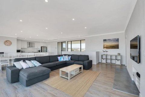 Nauticus - 82 Surfers Parade Middleton - BYO Linen - Accommodation in Surfers Paradise 2
