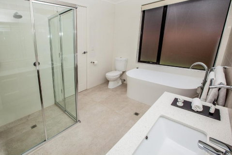 Neagles Retreat Villas - Accommodation in Surfers Paradise 2