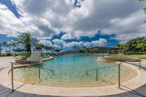 NEW! 2BR Whitsundays Oasis W/ Ocean Views - Accommodation in Surfers Paradise 2