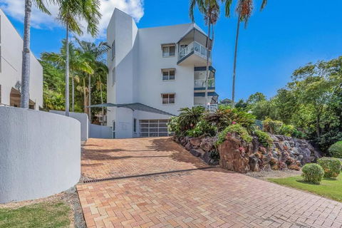 NEW! 2BR Whitsundays Oasis W/ Ocean Views - Accommodation in Surfers Paradise 3