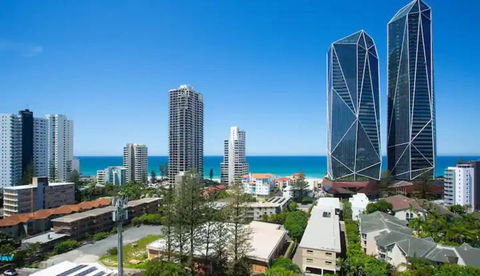 New Modern Deco\' Apartment, With View, Pool, Spa And Sauna - Accommodation in Surfers Paradise 3