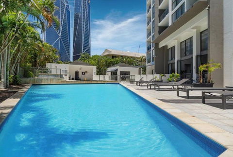 New Modern Deco\' Apartment, With View, Pool, Spa And Sauna - Accommodation in Surfers Paradise 1