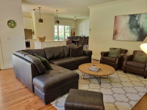 Noonan House, 5 Bedrooms. Hop & Skip To Town - Accommodation in Surfers Paradise 3