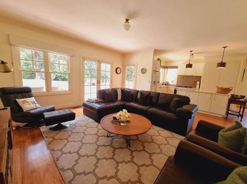 Noonan House, 5 Bedrooms. Hop & Skip To Town - Accommodation in Surfers Paradise 2