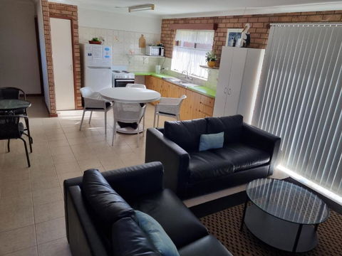 Ocean Beach Chalet 16 - Accommodation in Surfers Paradise 2