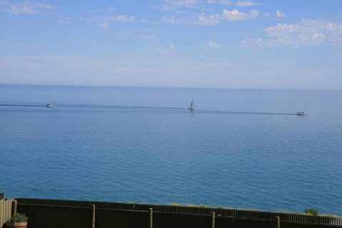 Ocean Blue KI. Absolute Ocean Front, Free WiFi - Accommodation in Surfers Paradise 3