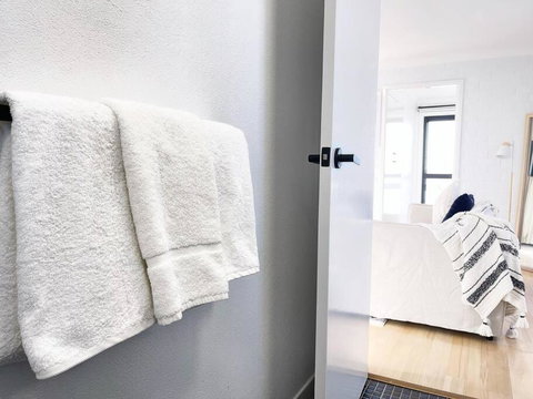 OCEAN MIST - DIRECT BEACHFRONT ON CASEYs BEACH - Accommodation in Surfers Paradise 2