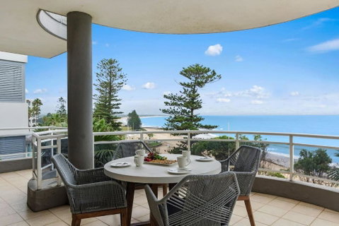 Ocean Vista Escape - A Lofty Beachfront Penthouse - Accommodation in Surfers Paradise 1