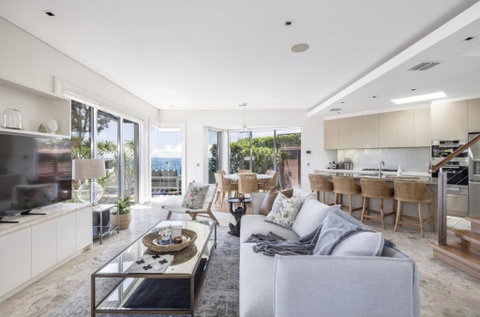 Oceanfront Beach Pad - Accommodation in Surfers Paradise 1