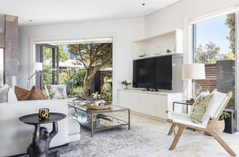 Oceanfront Beach Pad - Accommodation in Surfers Paradise 3