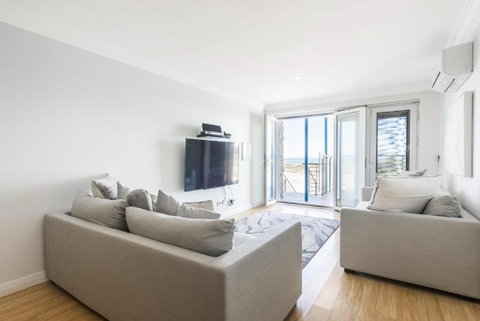 Oceans Waves - Luxury Apartment With Ocean Views - Accommodation in Surfers Paradise 3