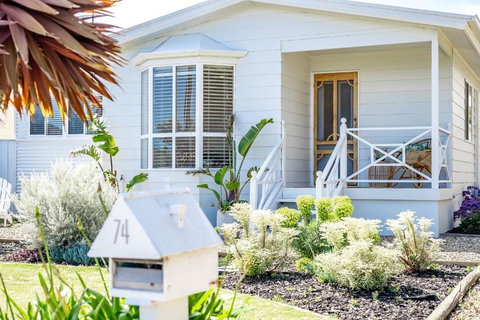 Our Little White House -74 Padman Crescent, Middleton - Accommodation in Surfers Paradise 1