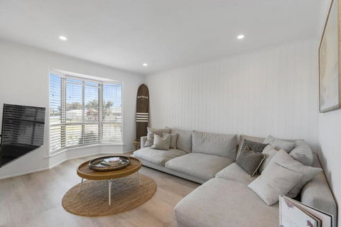 Our Little White House -74 Padman Crescent, Middleton - Accommodation in Surfers Paradise 3