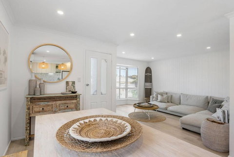 Our Little White House -74 Padman Crescent, Middleton - Accommodation in Surfers Paradise 2