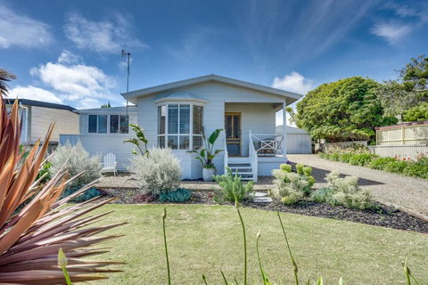 Our Little White House -74 Padman Crescent, Middleton - Accommodation in Surfers Paradise 0