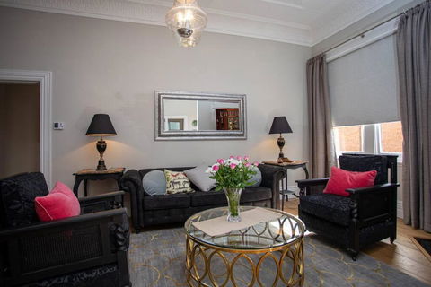 Oxbridge- Period Home In Central Goulburn - Accommodation in Surfers Paradise 0