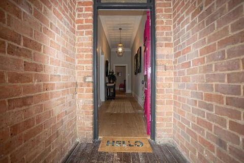 Oxbridge- Period Home In Central Goulburn - Accommodation in Surfers Paradise 2