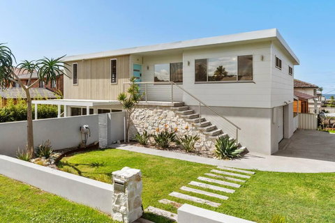 Pacific Breeze - Accommodation in Surfers Paradise 0