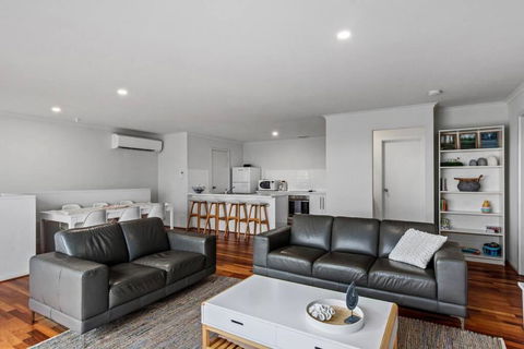 One Merino Panoramic Beach House Modern Sleeps 10 - Accommodation in Surfers Paradise 2