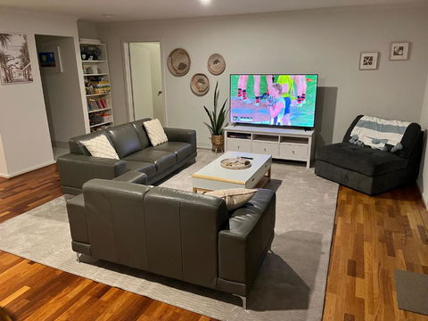 One Merino Panoramic Beach House Modern Sleeps 10 - Accommodation in Surfers Paradise 1