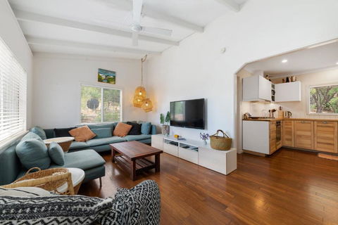 Peaceful And Renovated Original Beach House With Sweeping Views Of Gracetown - Accommodation in Surfers Paradise 3