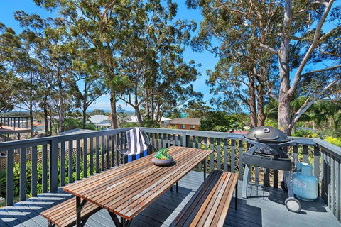 Palm Top Vincentia - Walk To Beach. Wi-Fi & Linen - Accommodation in Surfers Paradise 2