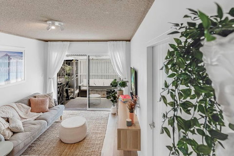 PALMA - Couples Beach Shack! - Accommodation in Surfers Paradise 1