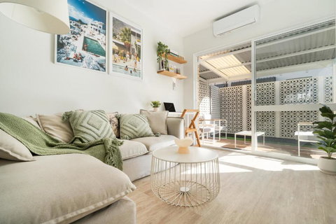 PALMA - Couples Beach Shack! - Accommodation in Surfers Paradise 0