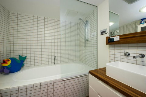 Panoramic Ocean Views 2 Bed/2 Bath Unit, Nelly Bay - Accommodation in Surfers Paradise 3