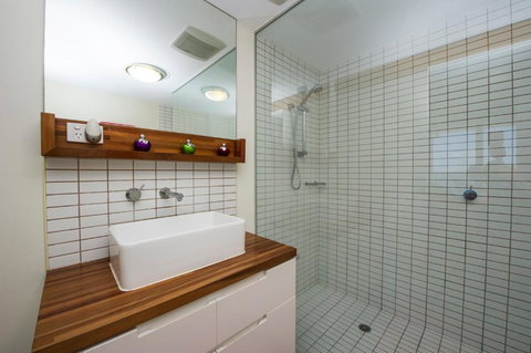 Panoramic Ocean Views 2 Bed/2 Bath Unit, Nelly Bay - Accommodation in Surfers Paradise 2